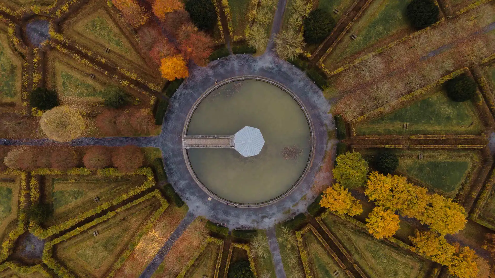 Parc d'Engien à l'automne, vue drone pavillon des 7 étoiles