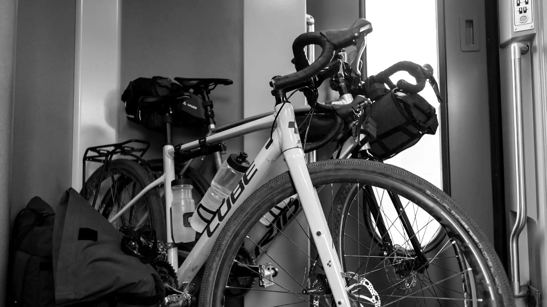 Vélo gravel Cube & Ridley dans un train de la SNCB