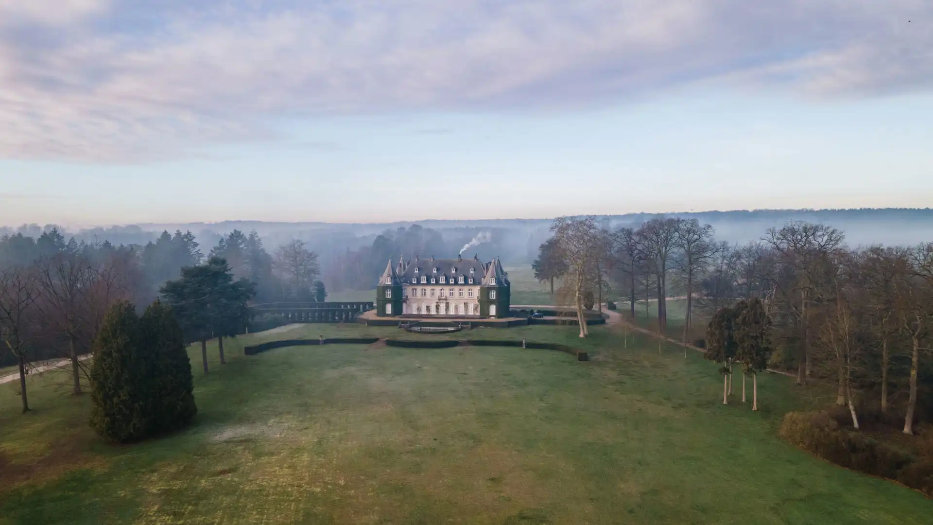 Vue drone du Château de La Hulpe au petit matin
