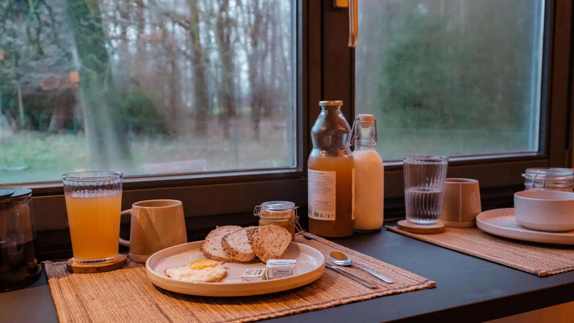 Tiny House La Ruche Brabant Wallon – Table de petit-déjeuner