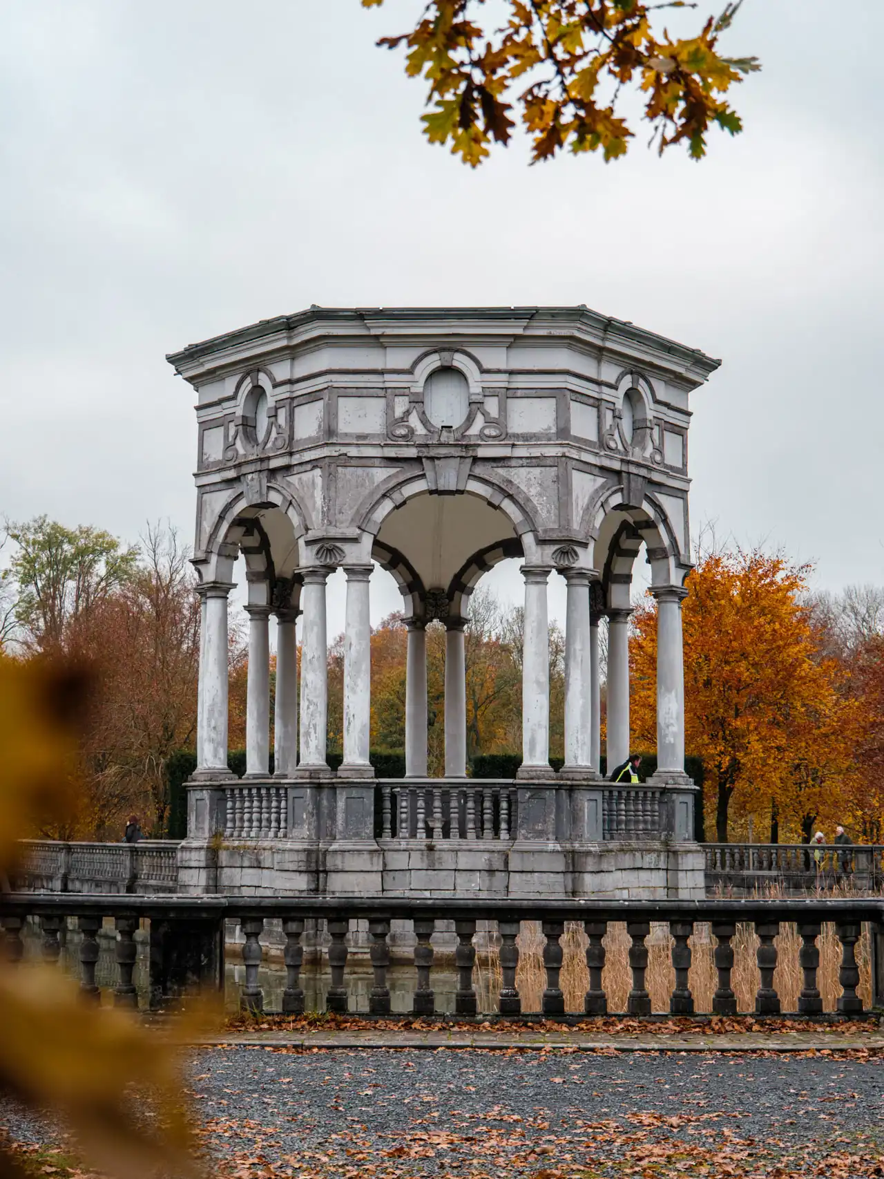 Pavillon des 7 étoiles en automne Parc d'Enghien