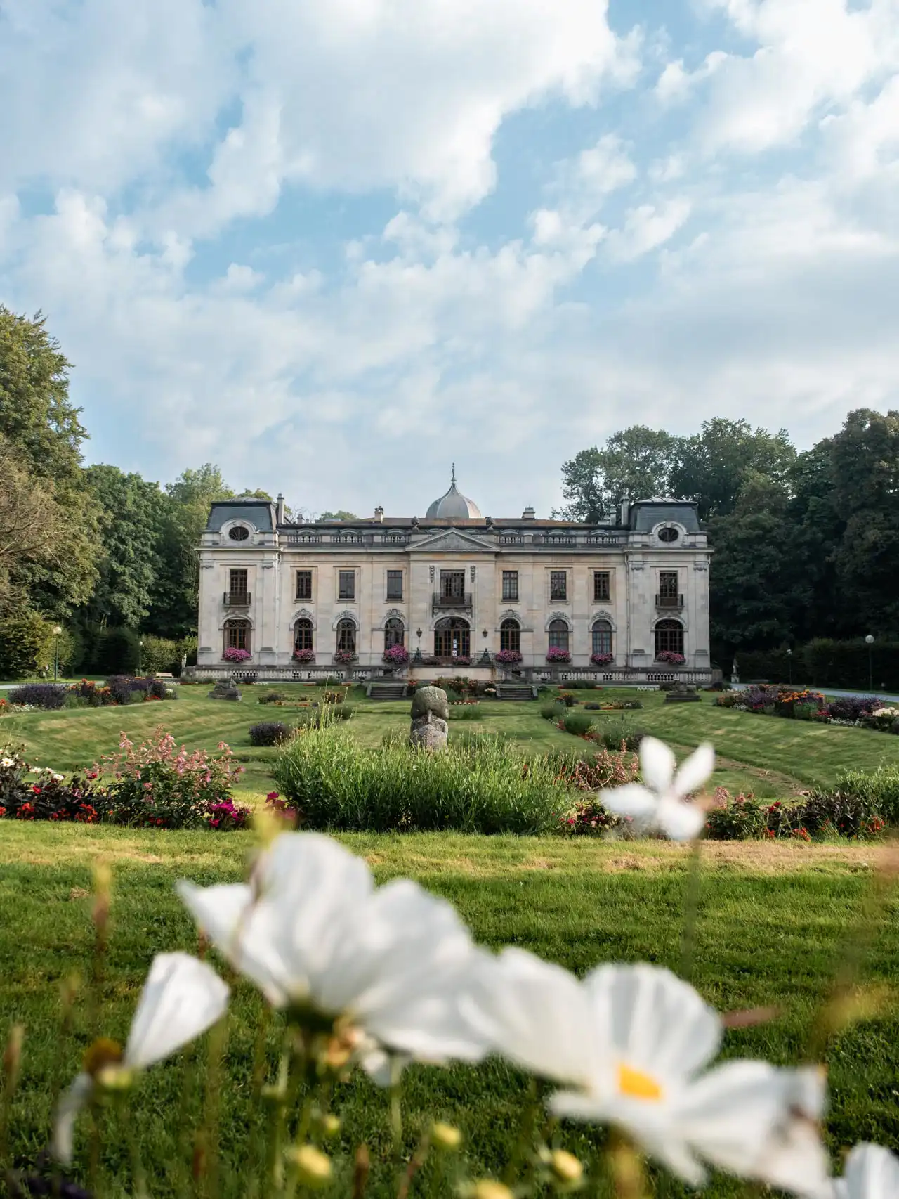 Château d'Enghien et ses fleurs au premier plan