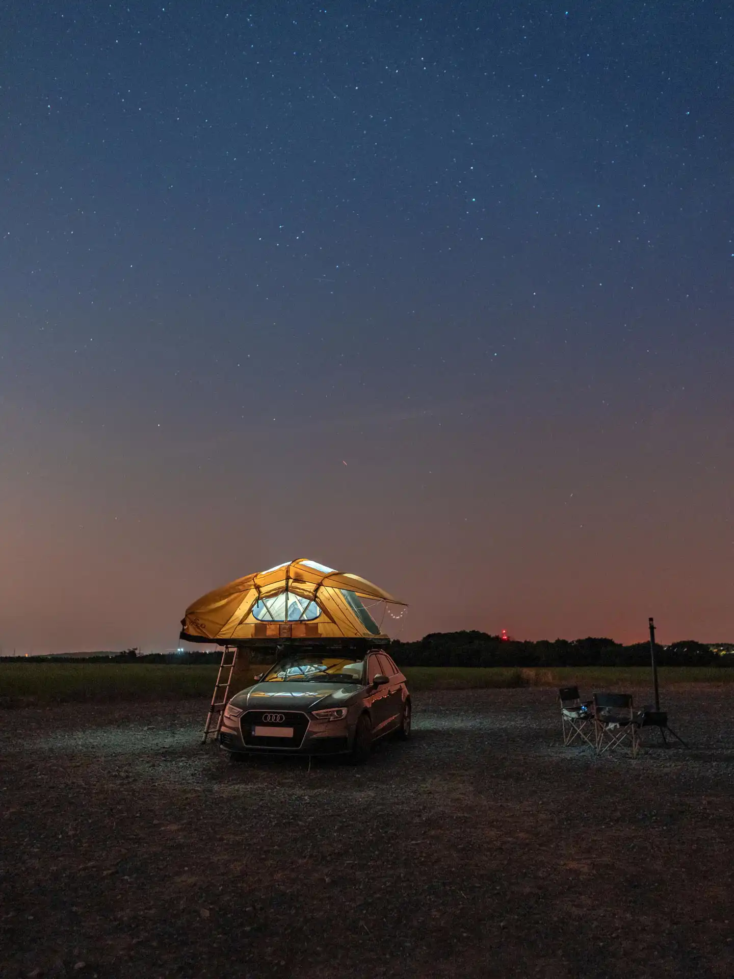 Tente de toit WOLO Outdoors Sahara M sur une Audi A3 par une nuit étoilée