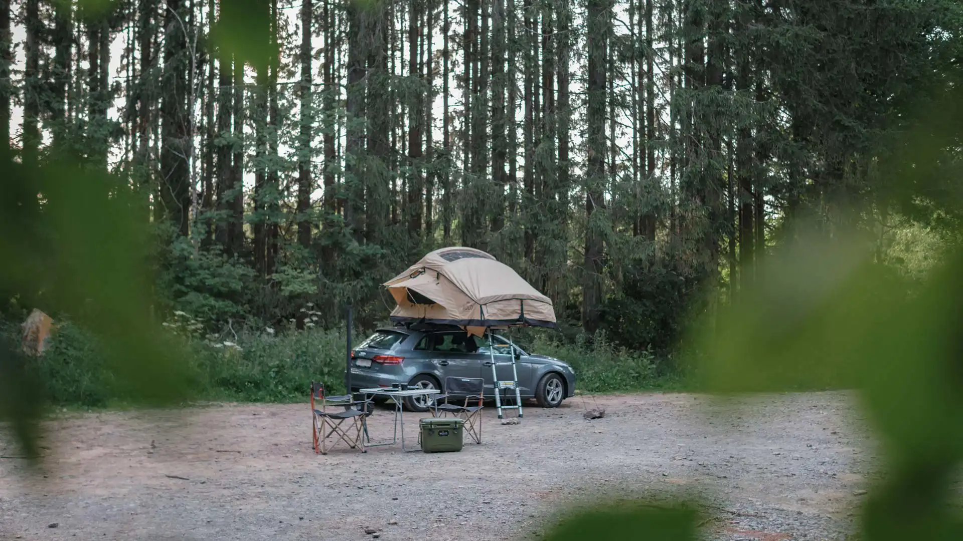 Tente de toit WOLO Outdoors Sahara M sur une Audi A3 sur un parking de randonnée en forêt à Jalhay, Belgique
