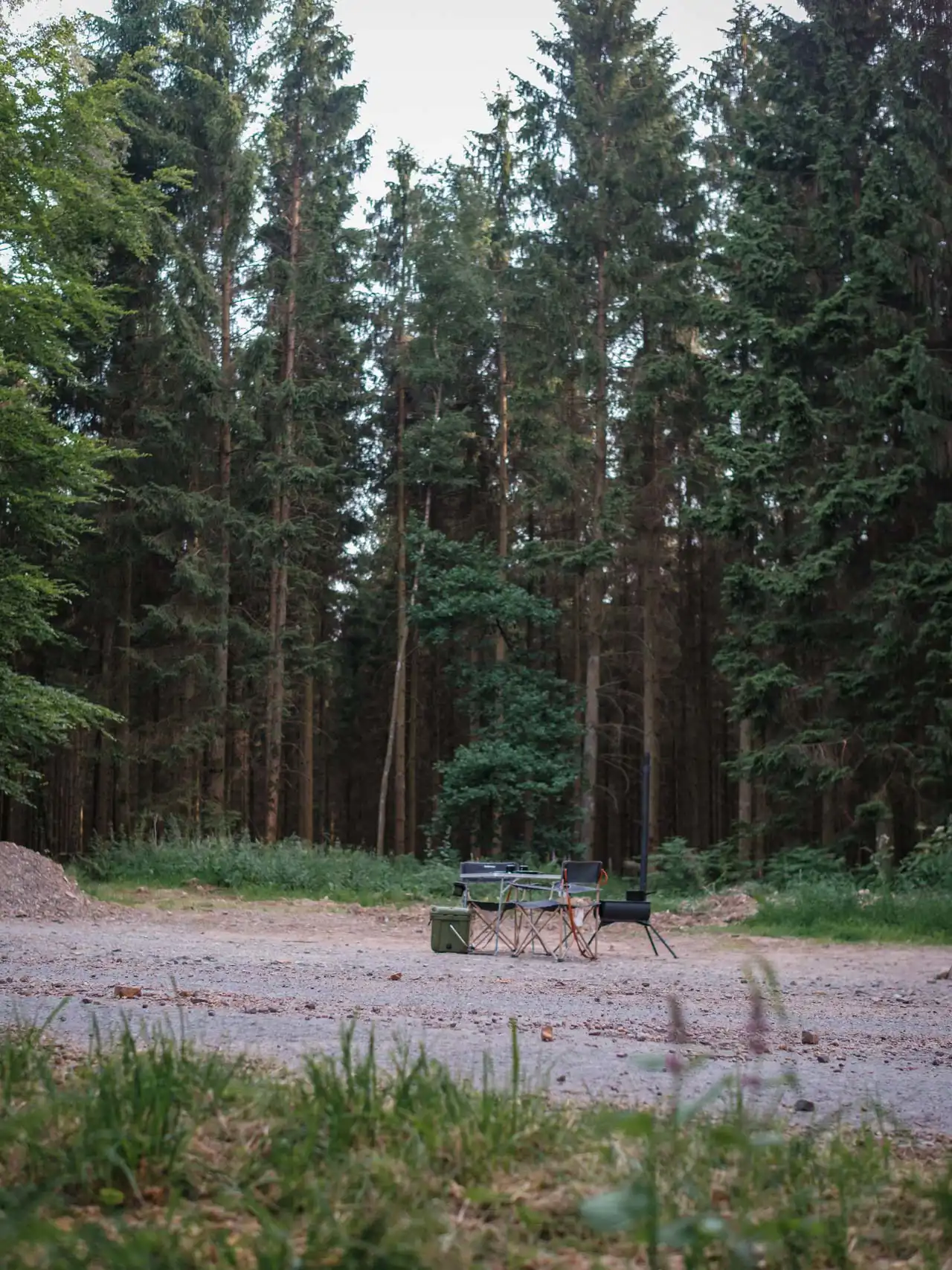 Table et chaises de camping en forêt