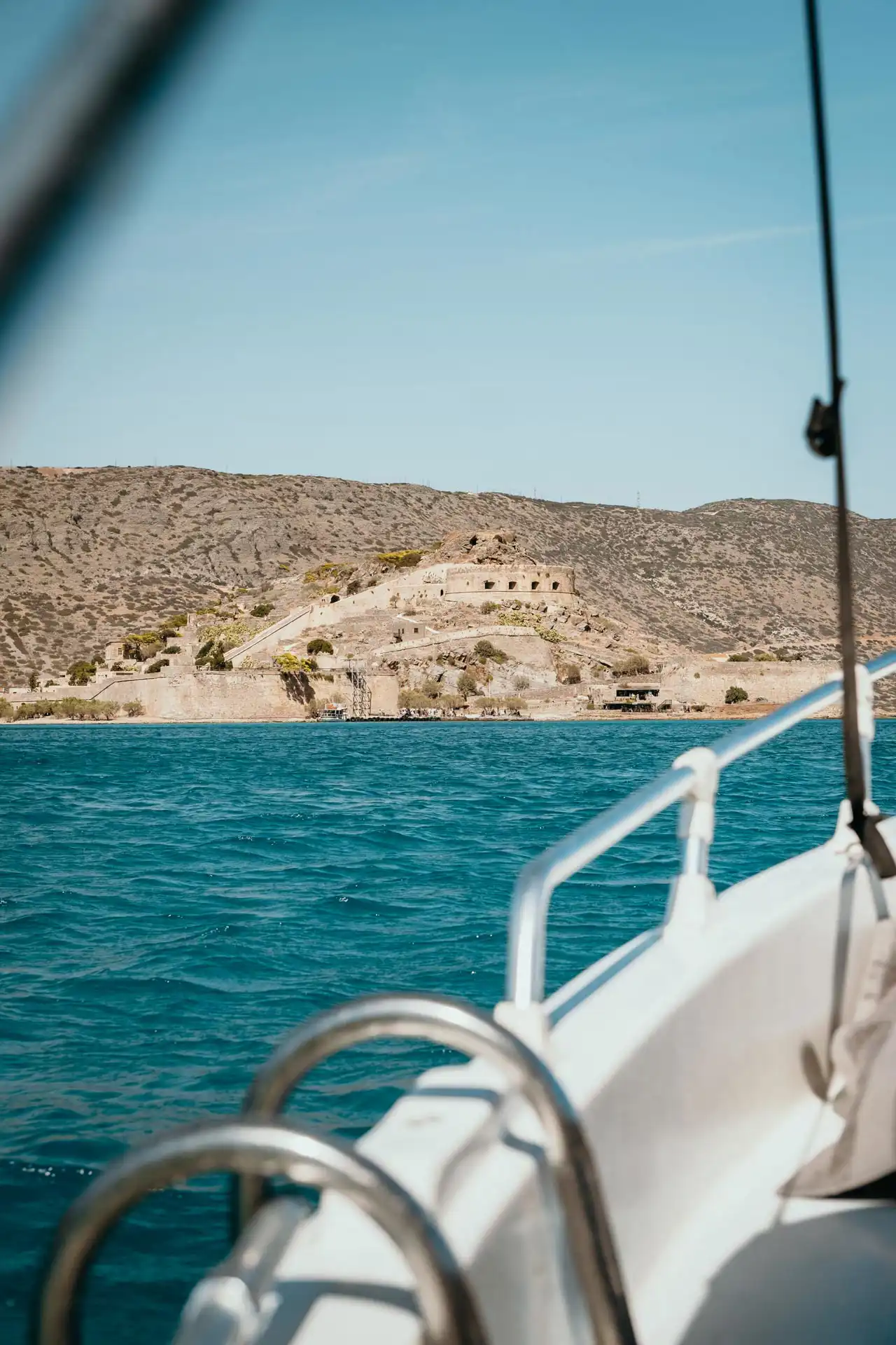 Spinalonga, l'île au Lépreux vue depuis un bateau sans permis