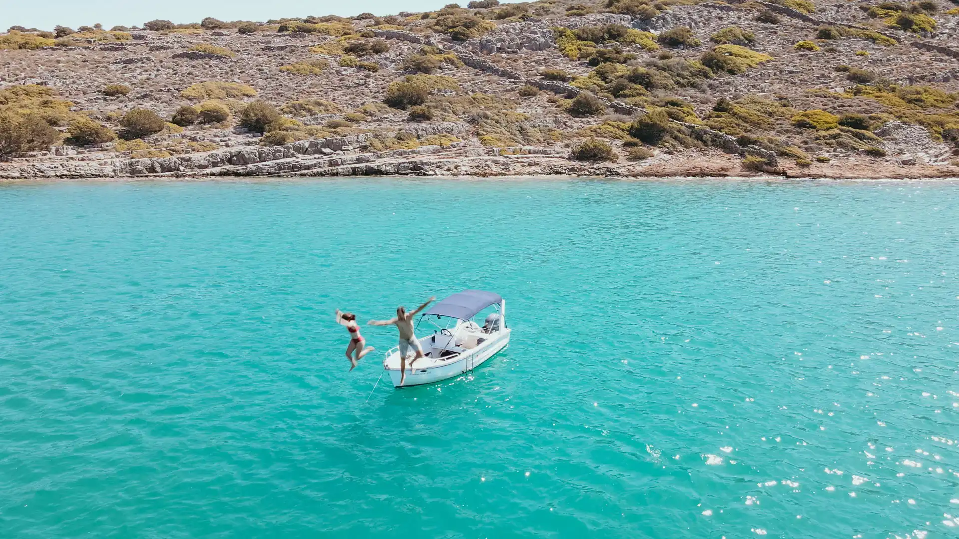 Bateau sans permis dans la baie d'Elounda en Crète