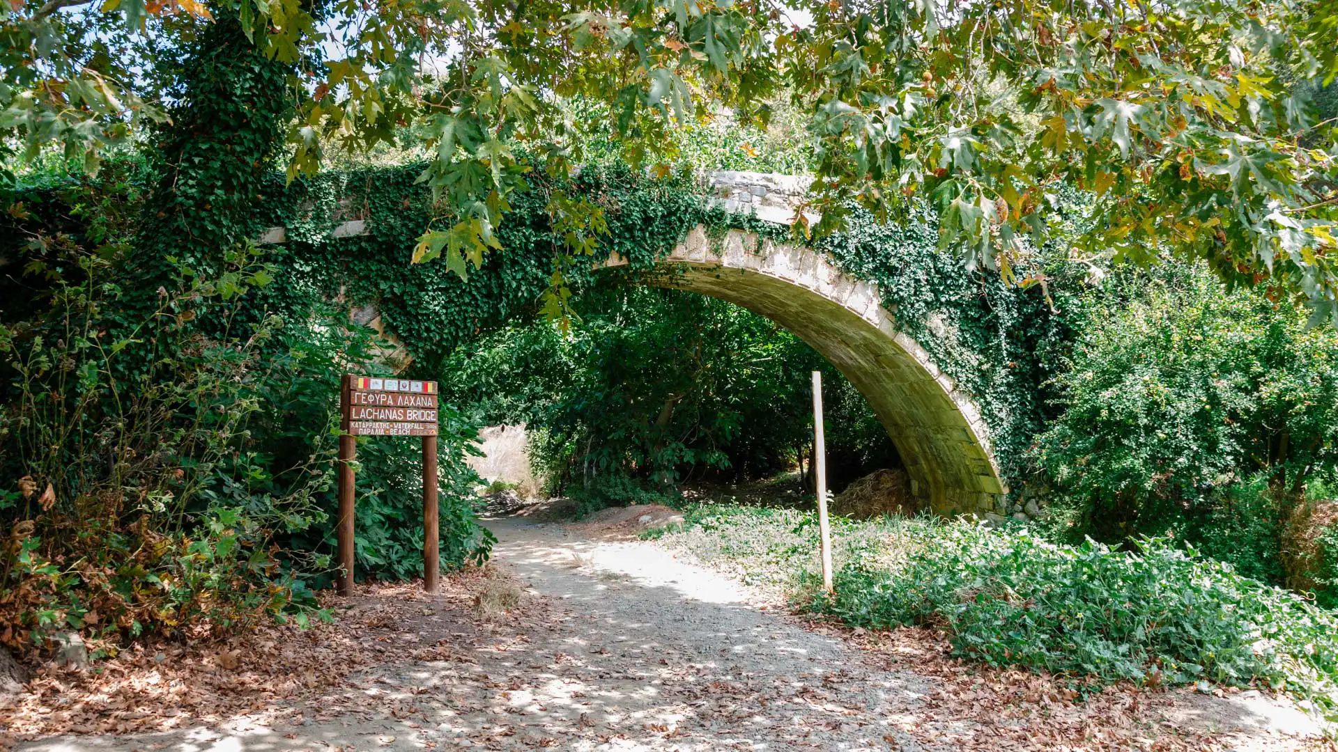 Pont en pierres claires du XIXe siècle sur le parcours de la randonnée des Gorges de Richtis en Crète