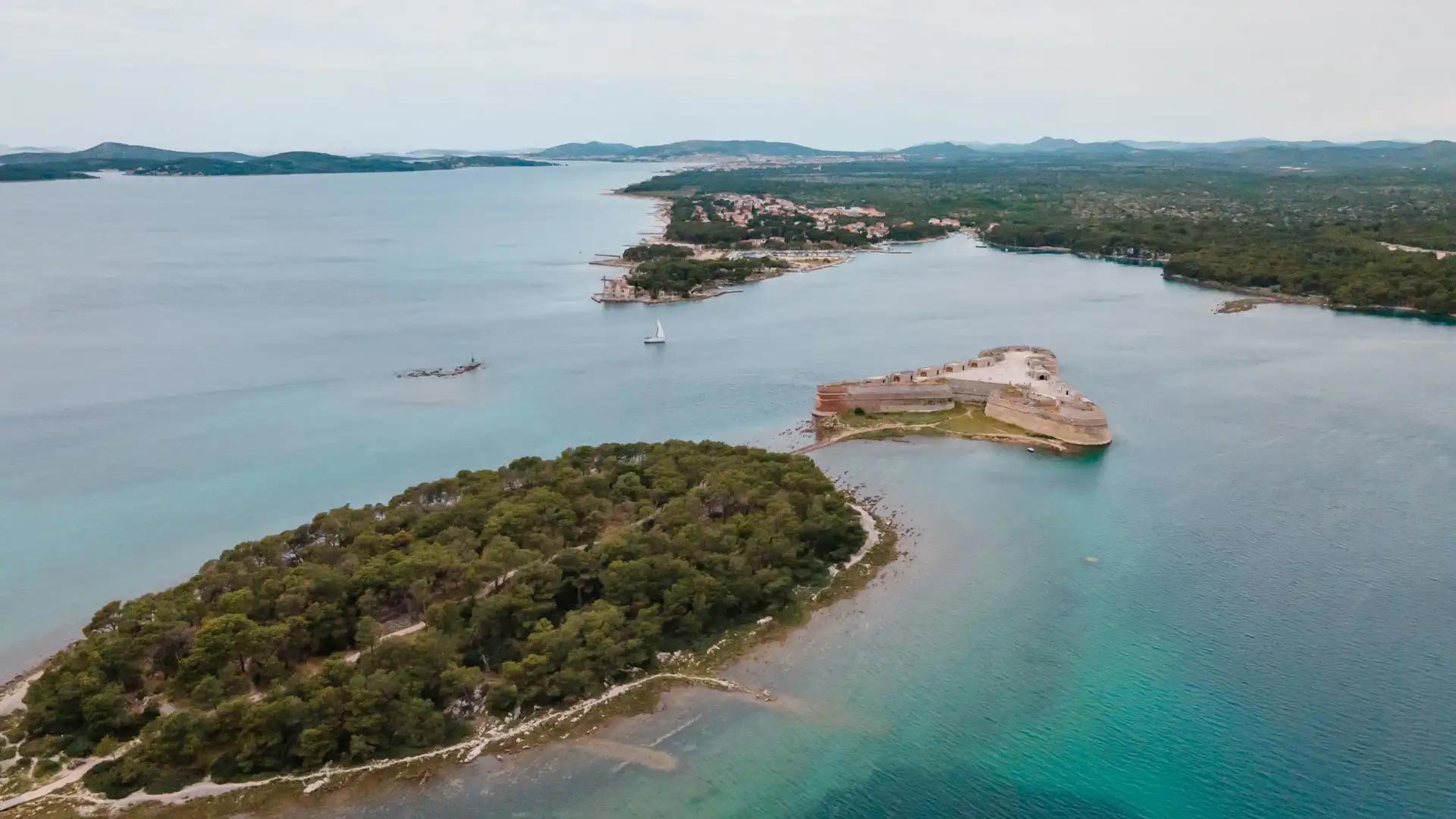 Forteresse Saint-Nicolas en Croatie vue au drone