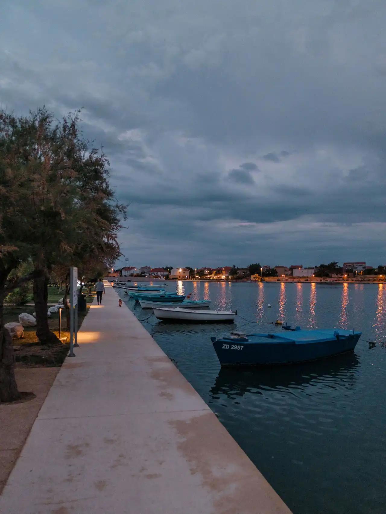 Le petit port de Nin en Croatie de Nuit
