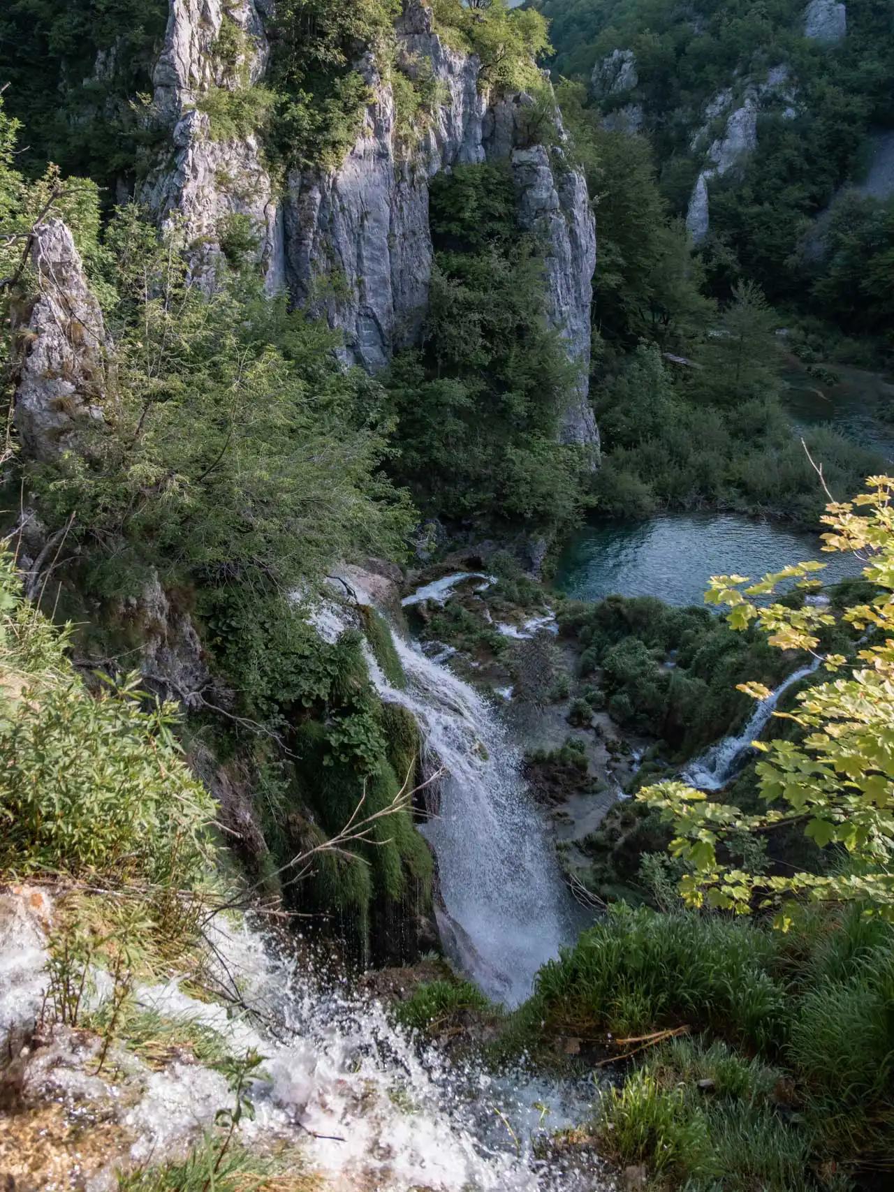Cascades des lacs inférieurs du parc national des lacs de Plitvice en Croatie