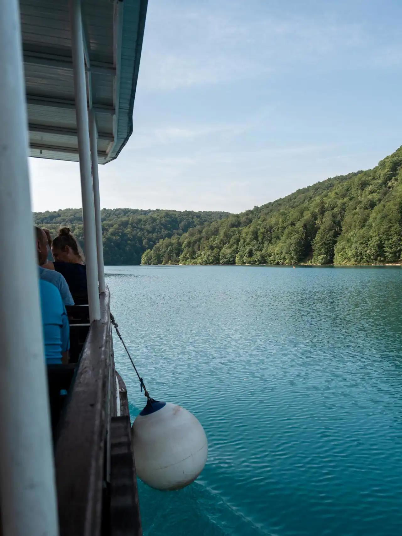 Vue depuis le bateau électrique sur un des lacs à l'eau turquoise de Plitvice en Croatie