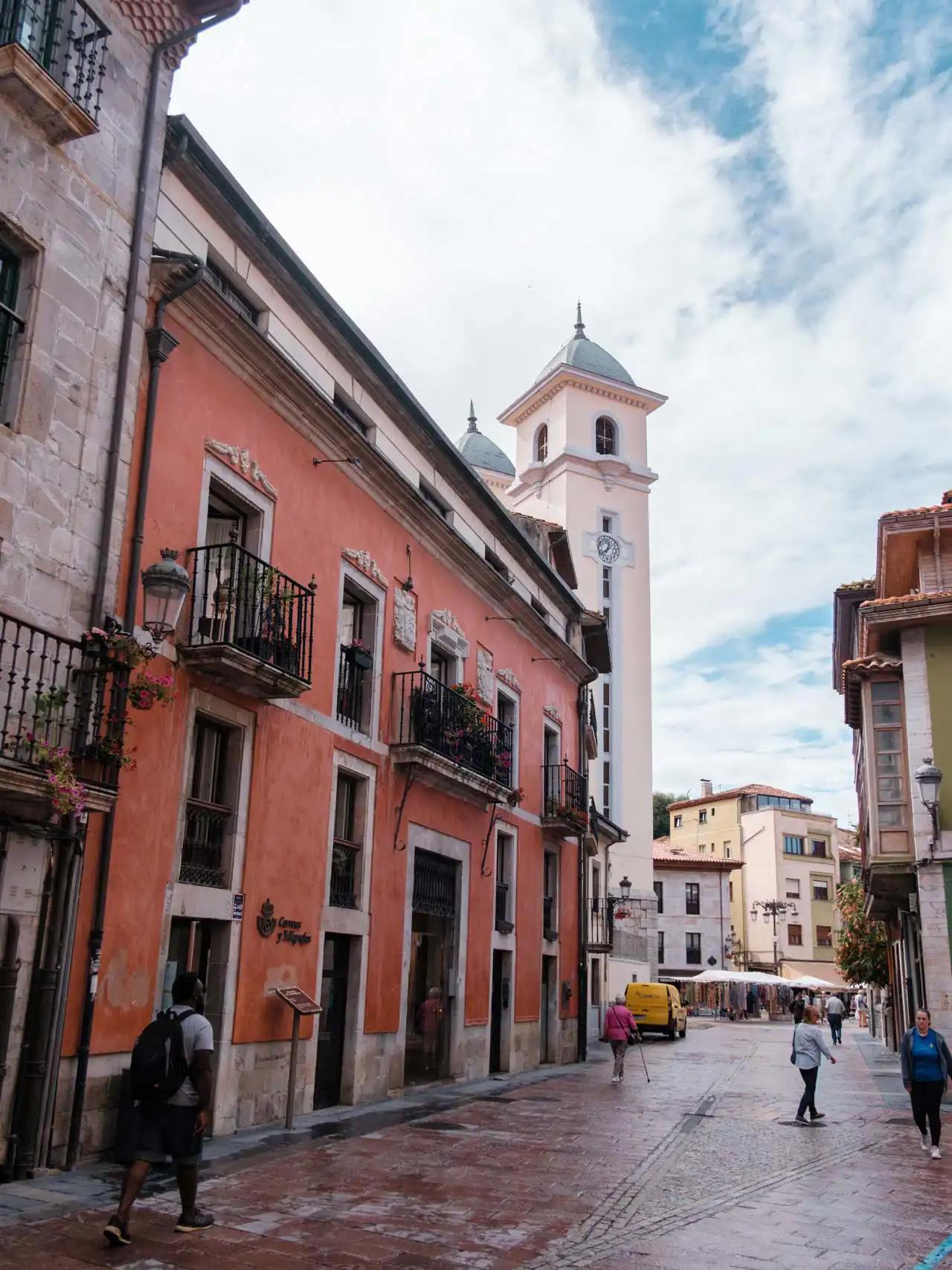 Rue du centre-ville de Ribadesella dans les Asturies