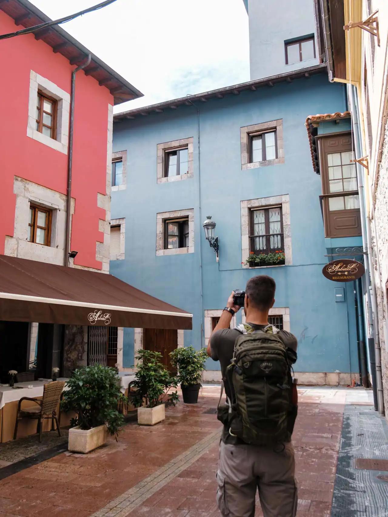 Rue du centre-ville de Ribadesella dans les Asturies