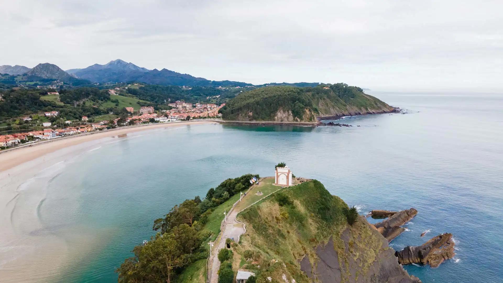 Vue drone de l'Ermita de la Guía à Ribadesella dans les Asturies