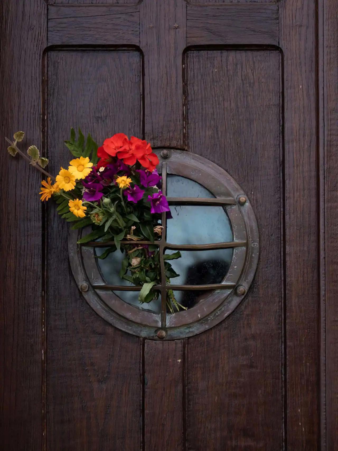 Porte en bois fleurie de l'Ermita de la Guía à Ribadesella dans les Asturies