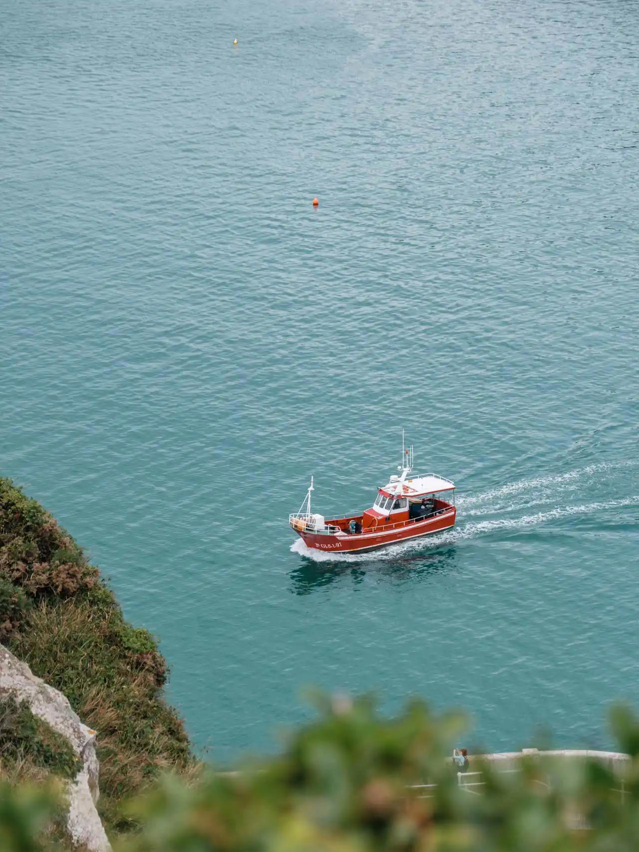 Bateau de pêcheur dans la mer cantarbique à Ribadesella