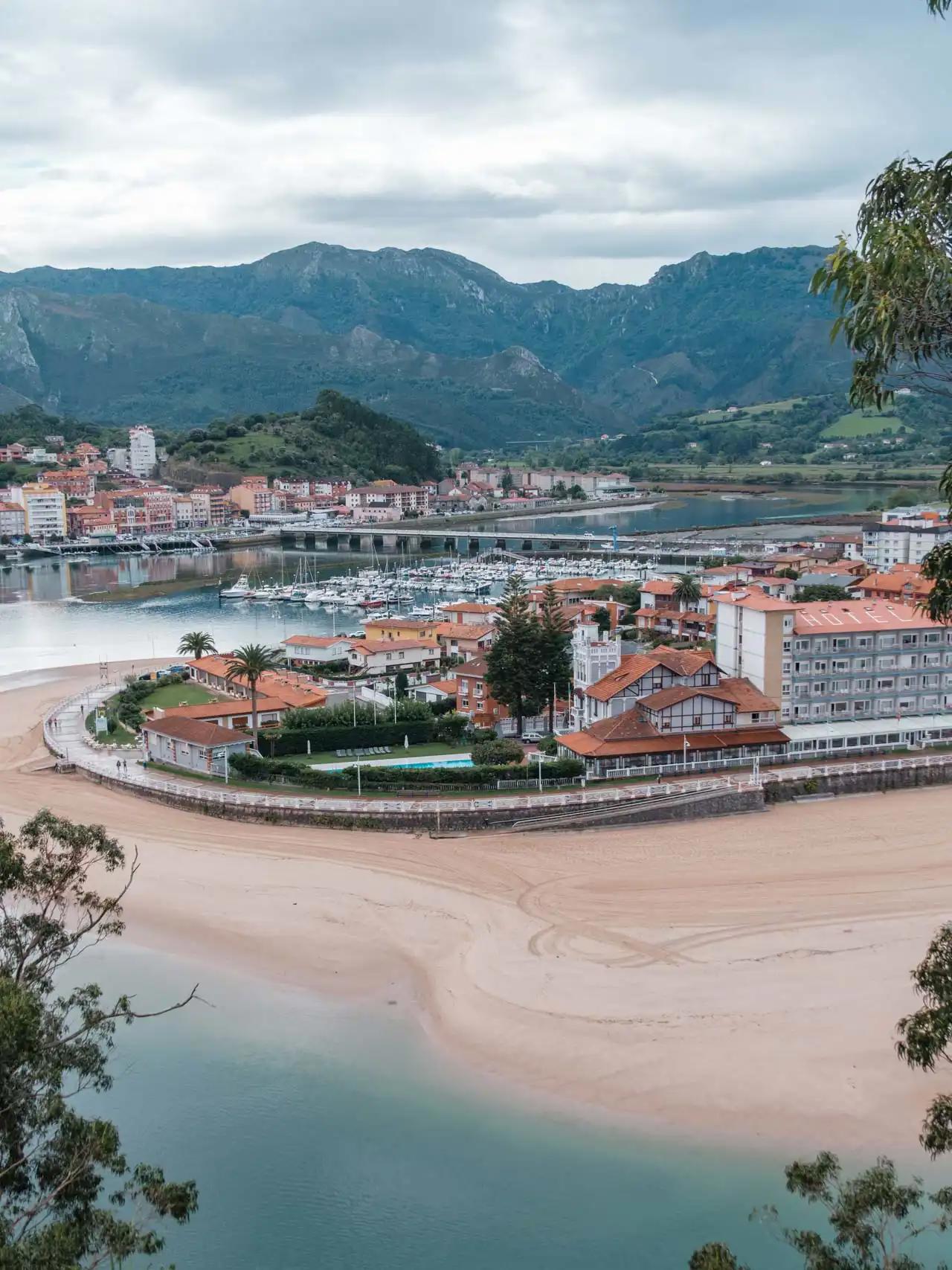 Vue sur Ribadesella depuis l'Ermita de la Guía