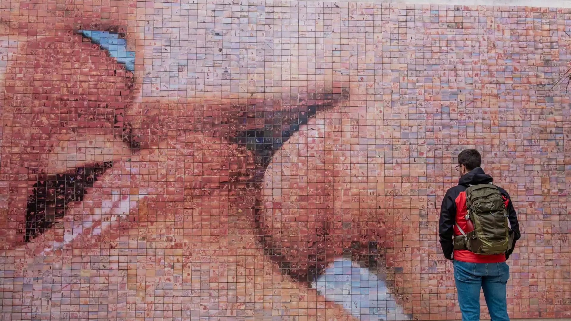 El Peto, fresque en mosaïque représentant un baiser à Barcelone