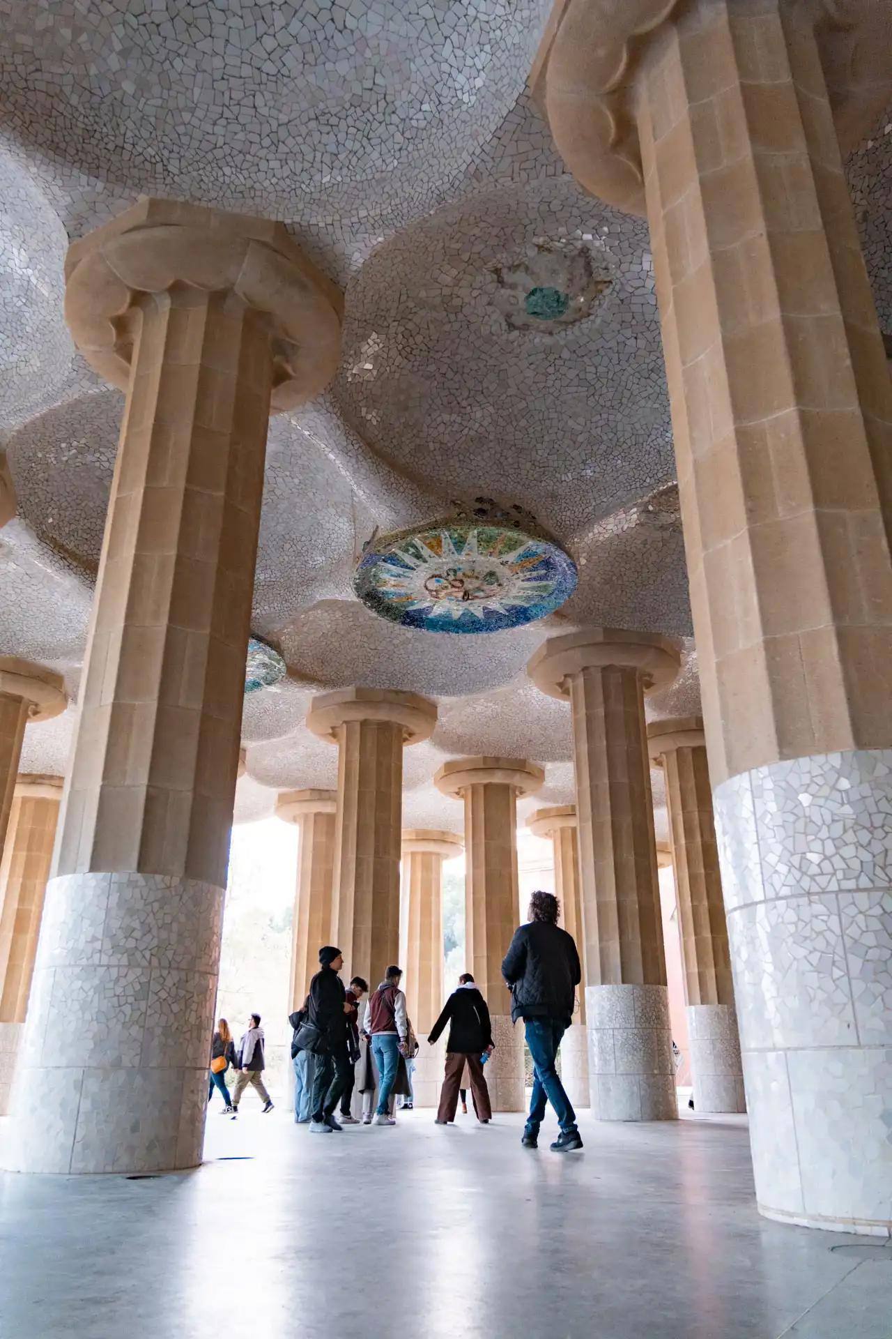 Salle hypostyle du Parc Güell à Barcelone