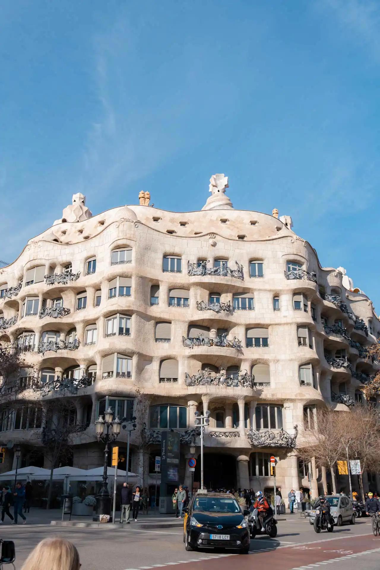 Façade extérieure de la Casa Milà à Barcelone