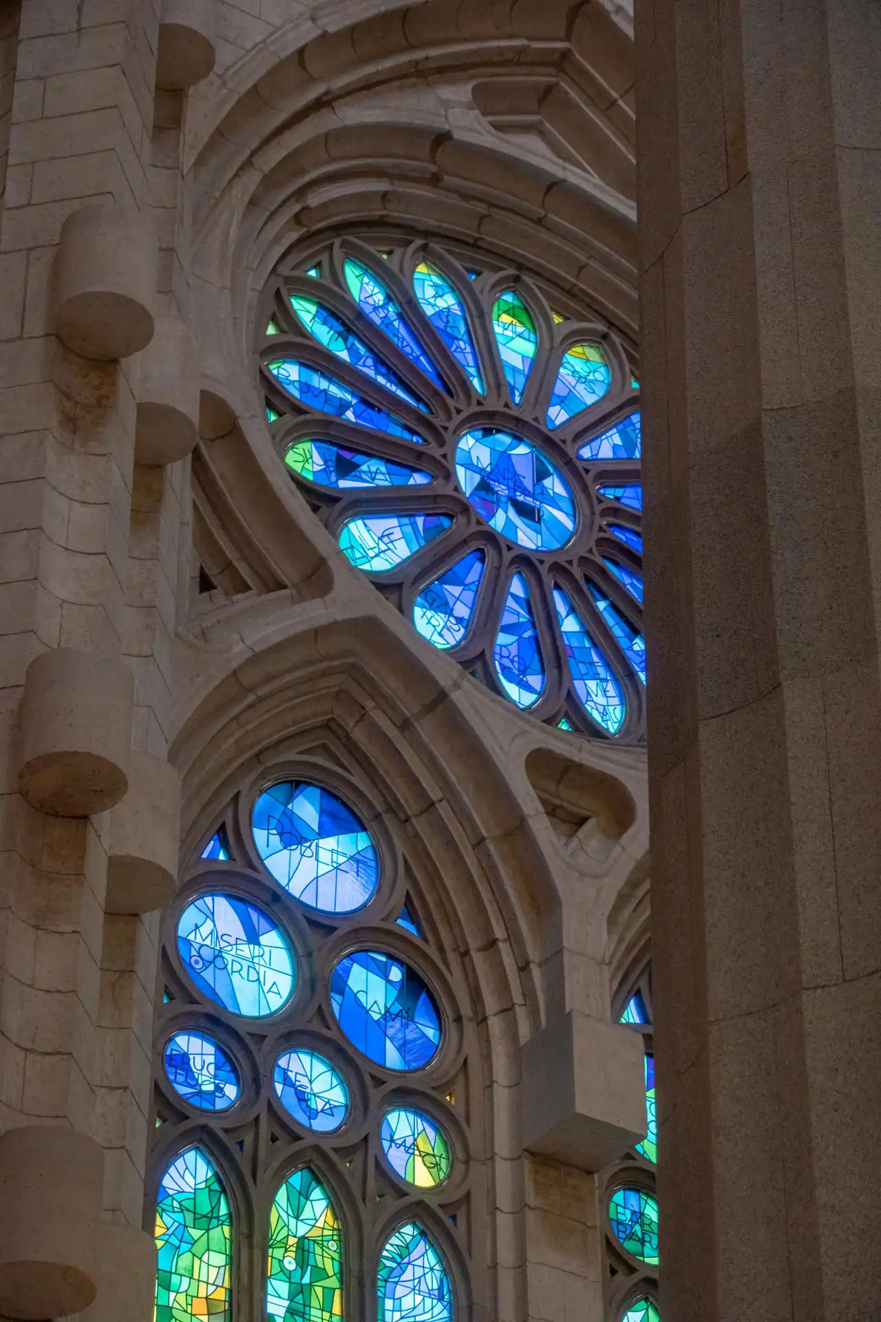 Vitraux bleus et verts de la Sagrada Família