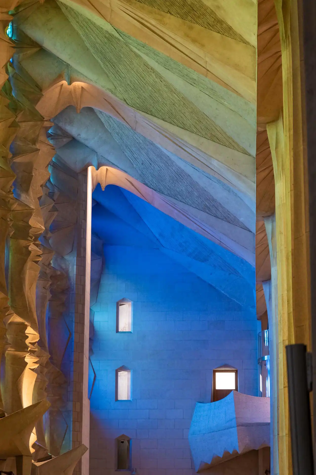 Lumière bleue et verte qui se reflète à l'intérieur de la Sagrada Família