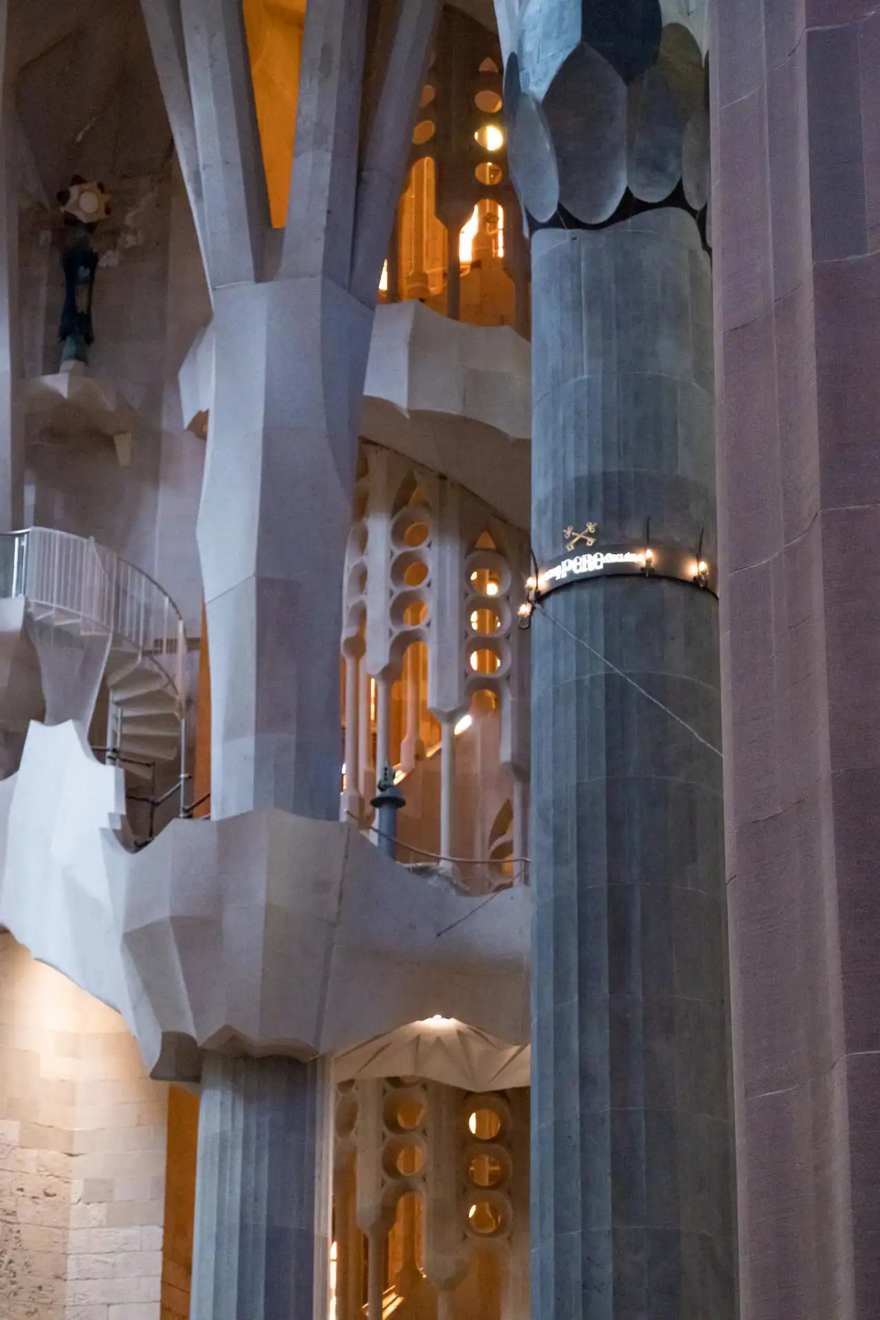 Escalier en colimasson de Gaudí à l'intérieur de la Sagrada Família