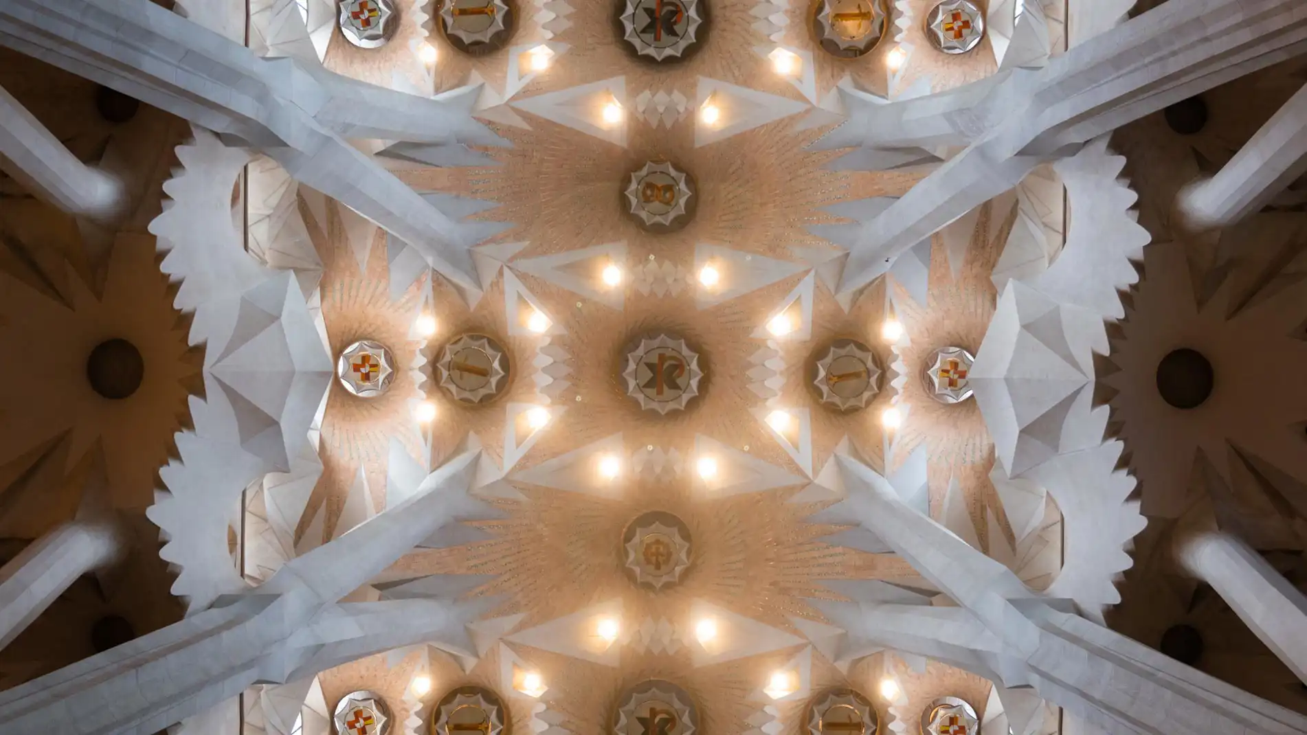 Plafond d'une des nefs de la Sagrada Família à Barcelone