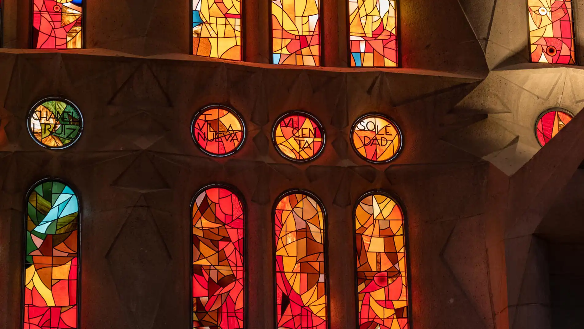 Vitraux rouges et oranges de la Sagrada Família
