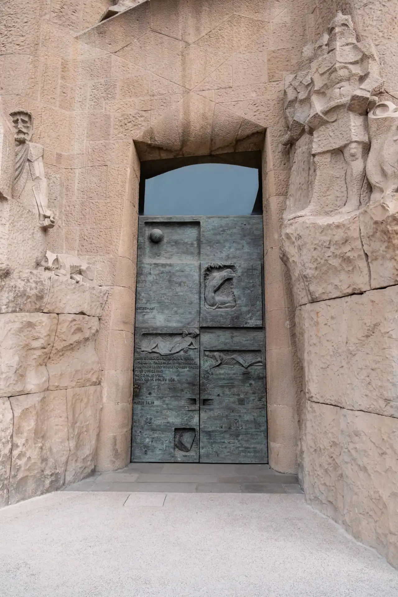 Une des portes secondaire extérieure de la Sagrada Família à Barcelone