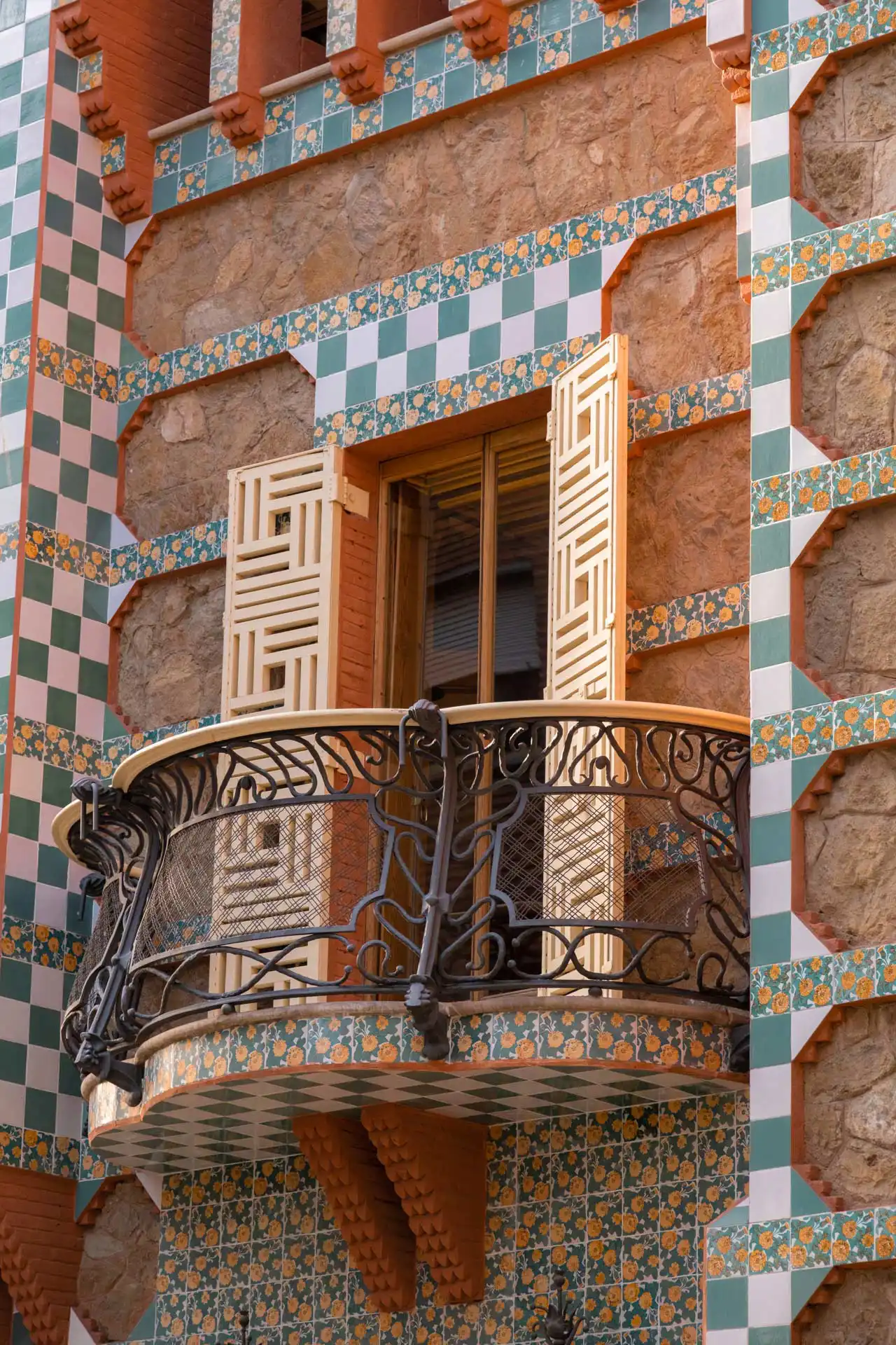 Balcon sur la façade extérieure de la Casa Vicens à Barcelone