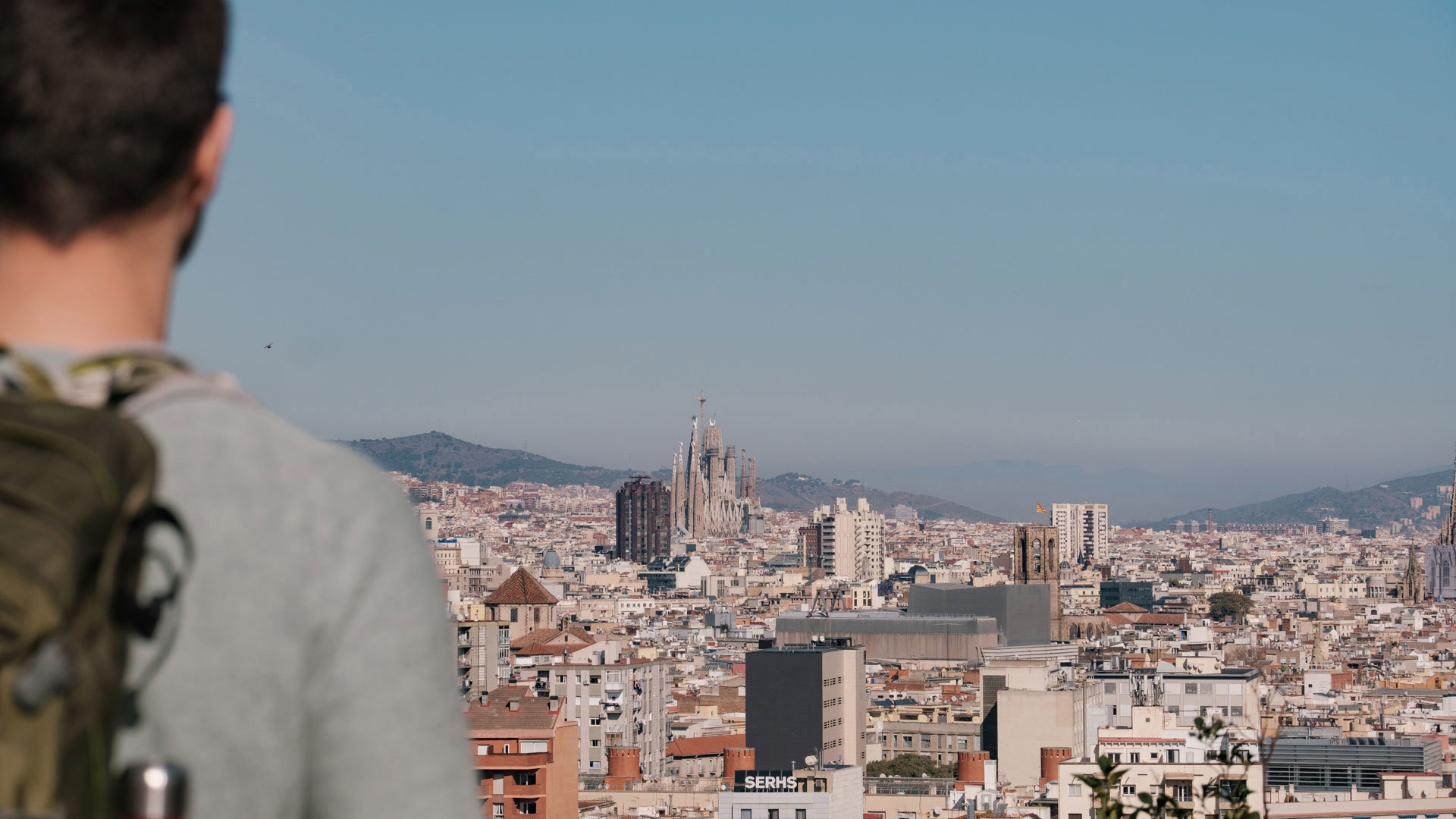 Vue depuis la Plaça de l'Armada sur Barcelone et la Sagrada Familia