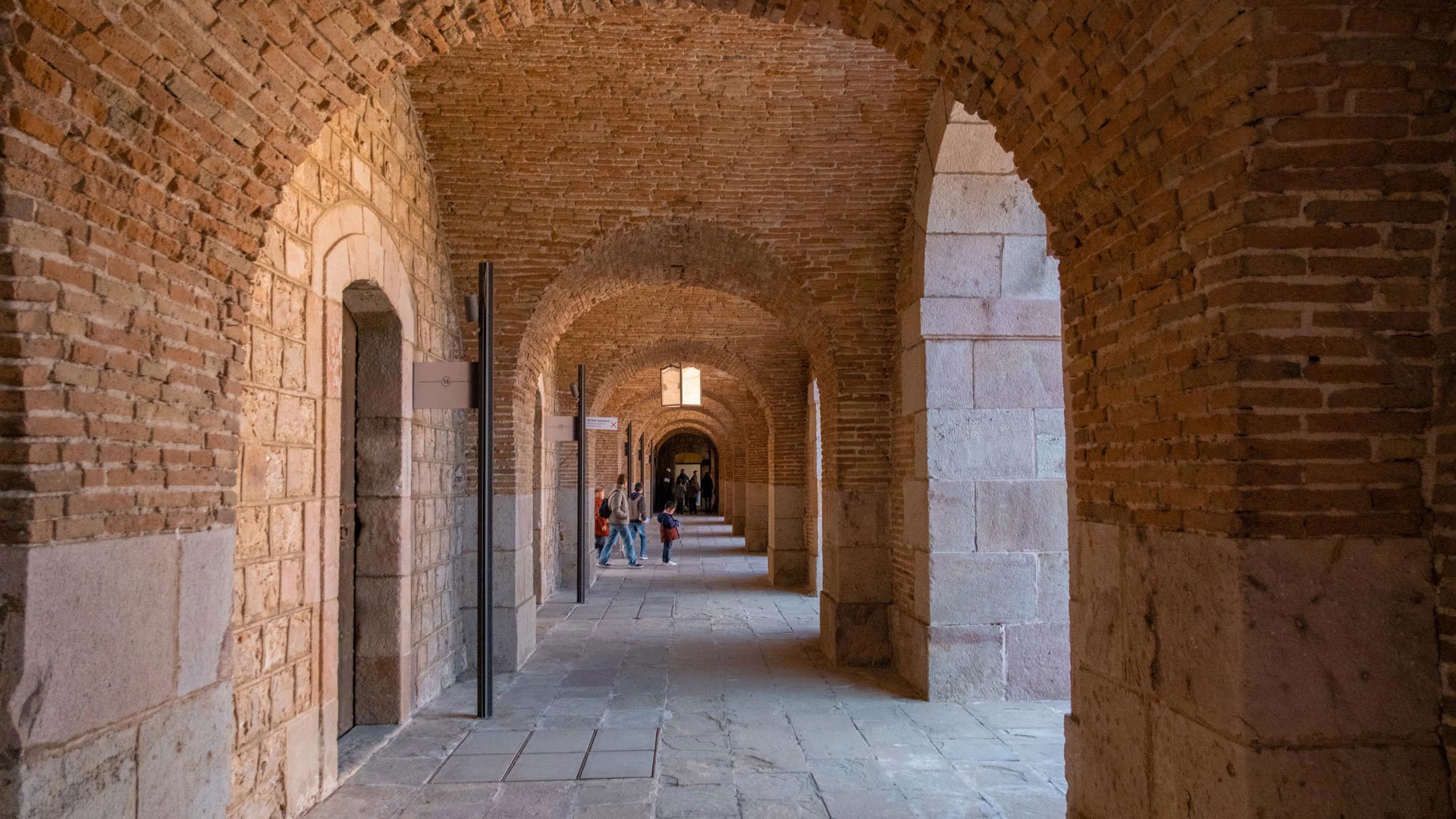 Cours intérieure château Montjuïc Barcelone