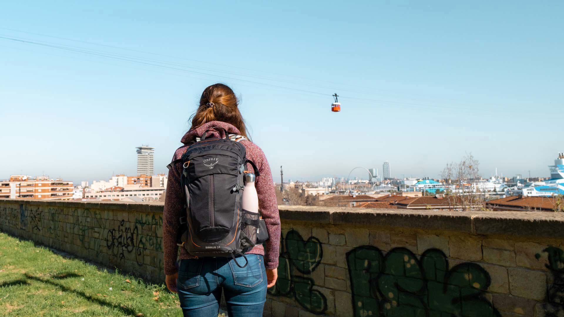 Vue sur le téléphérique du port depuis la colline de Montjuïc à Barcelone