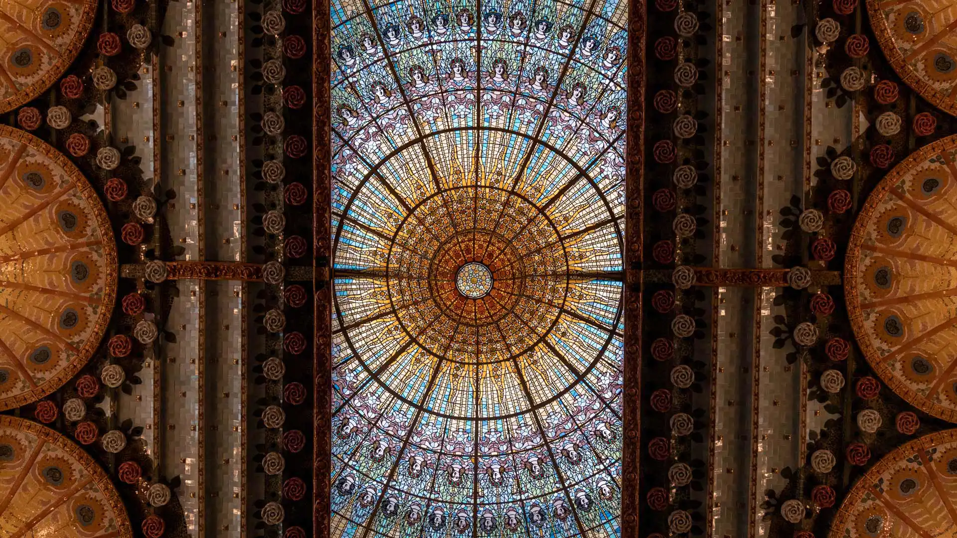 Verrière au plafond de la salle principale du Palais de la Musique Catalane à Barcelone