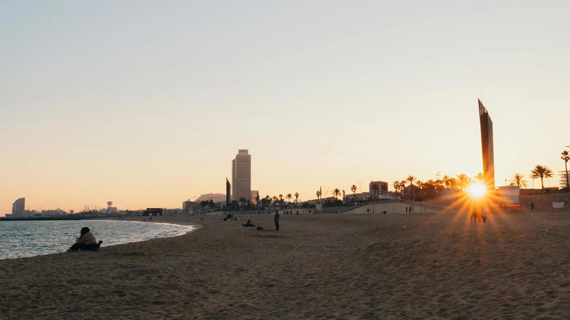 Coucher de soleil sur Barcelone depuis la Platja del Bogatell