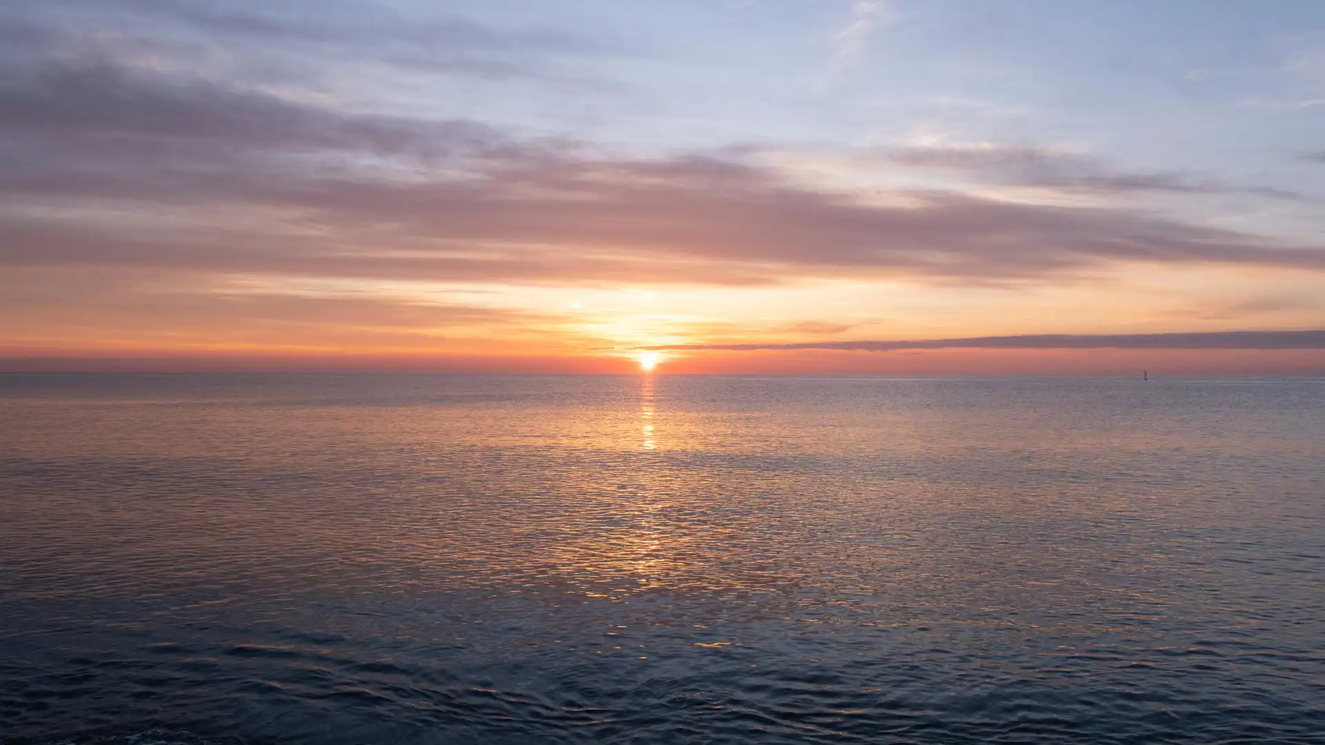 Lever de soleil sur la mer depuis la Platja de la Mar Bella