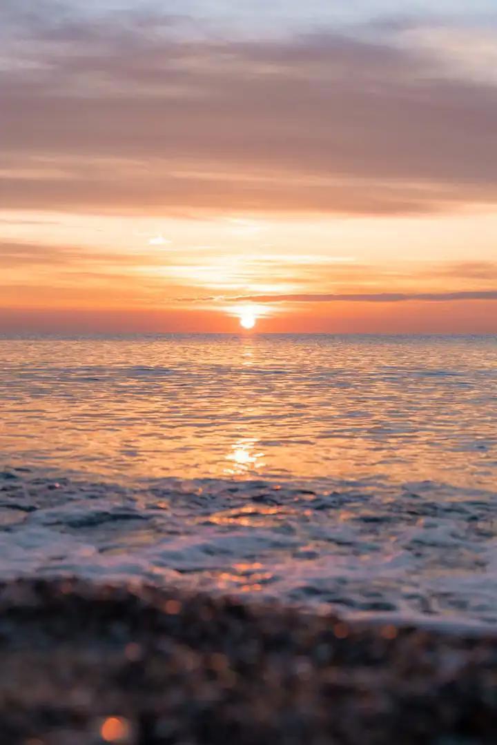 Platja de la Mar Bella au lever du soleil à Barcelone