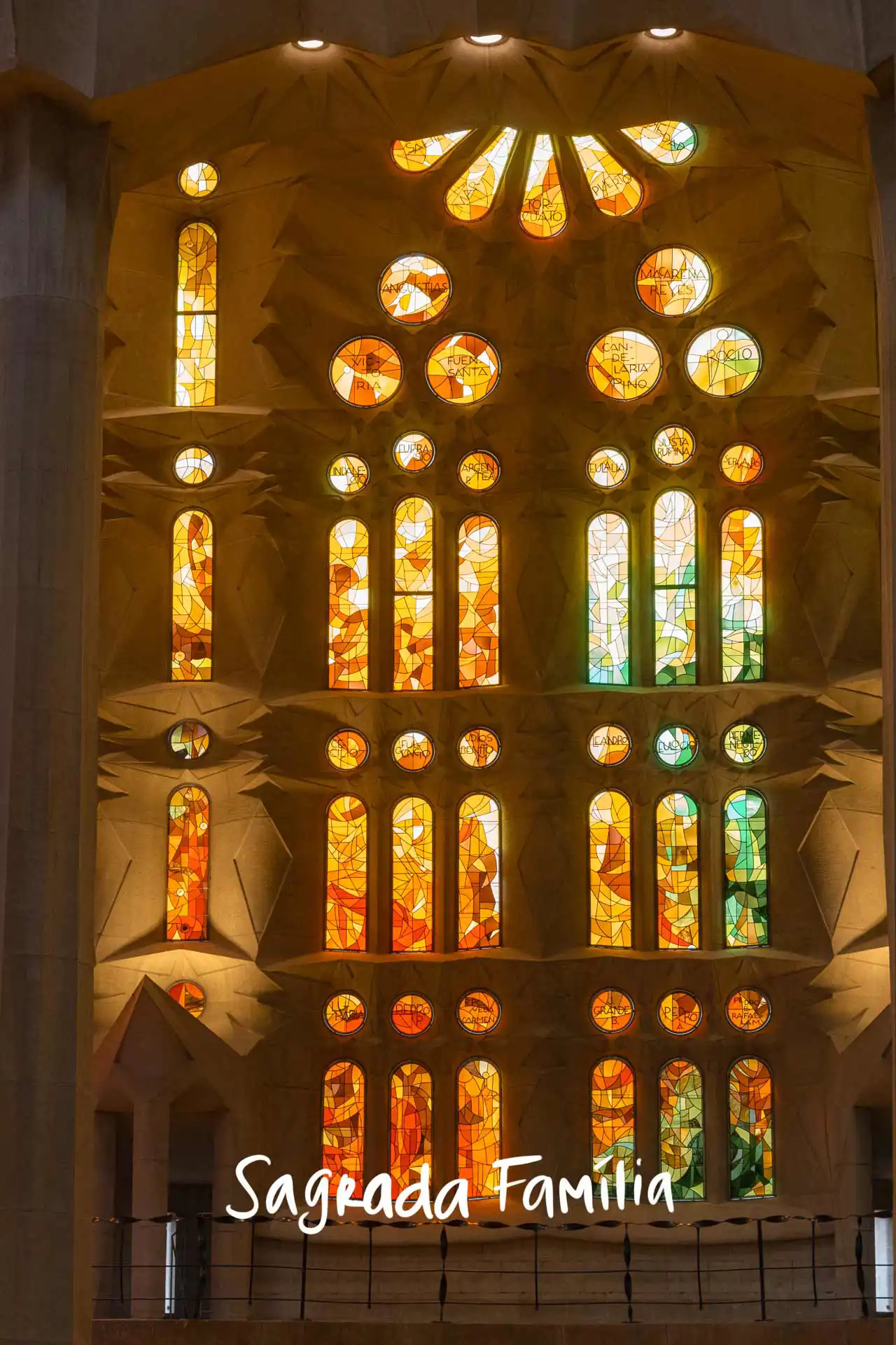 Vitraux intérieurs de la Sagrada Familia à Barcelone