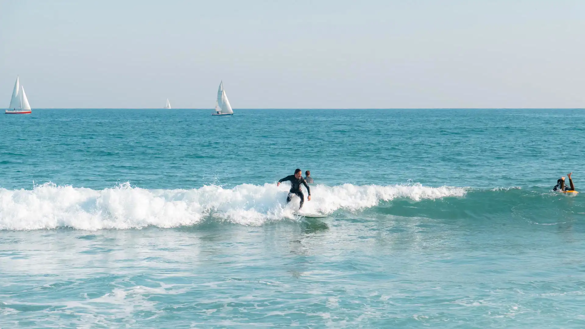 Surfeur sur la platja de la Barceloneta à Barcelone