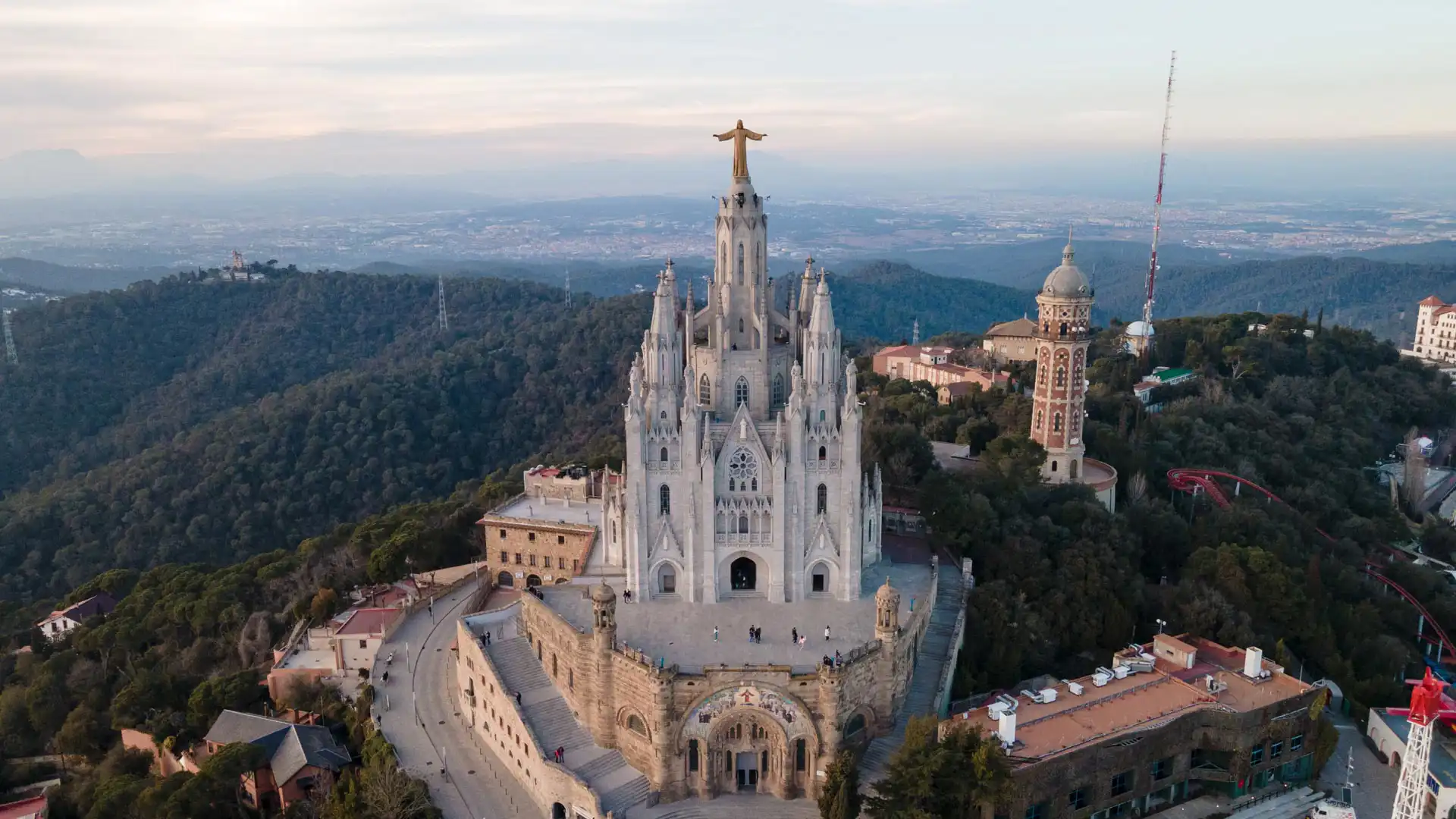 Temple of the sacred heart of Jesus (Tibidabo) vue drone à Barcelone