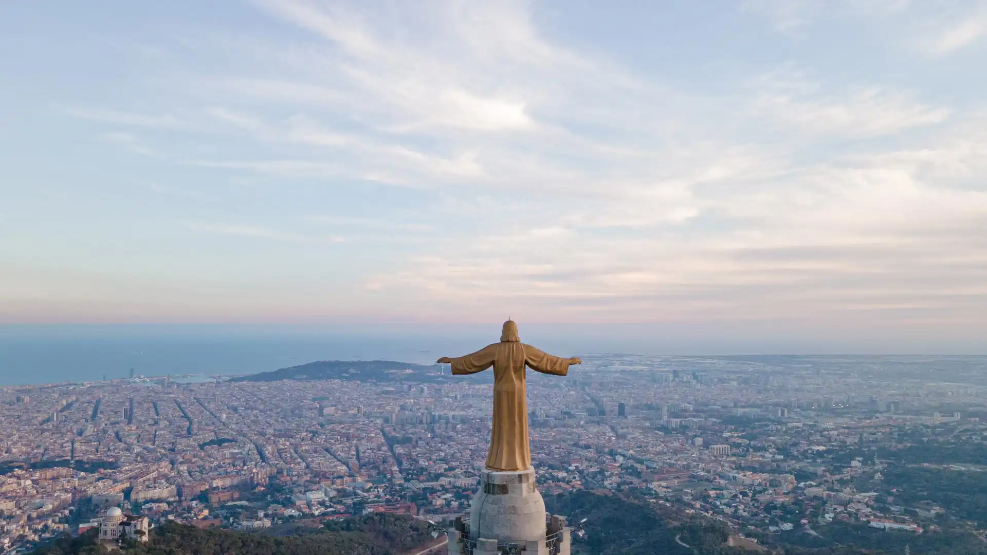 Temple of the sacred heart of Jesus (Tibidabo) vue drone à Barcelone