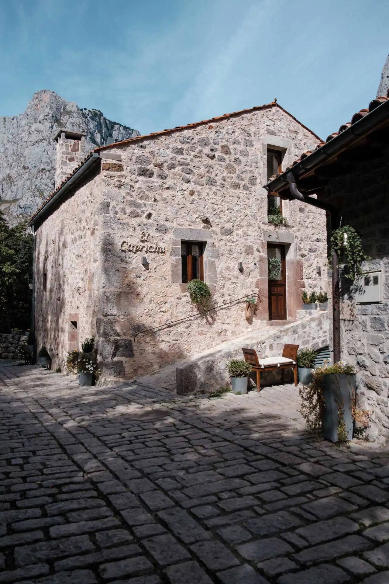 Village de Bulnes en pierres brutes – Pics d'Europe, Espagne