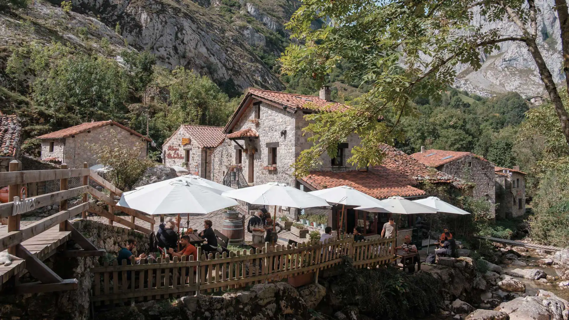 Village de Bulnes en pierres brutes – Pics d'Europe, Espagne