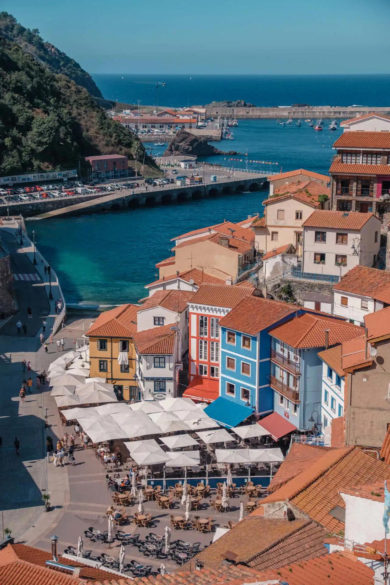 Panorama sur Cudillero en Espagne