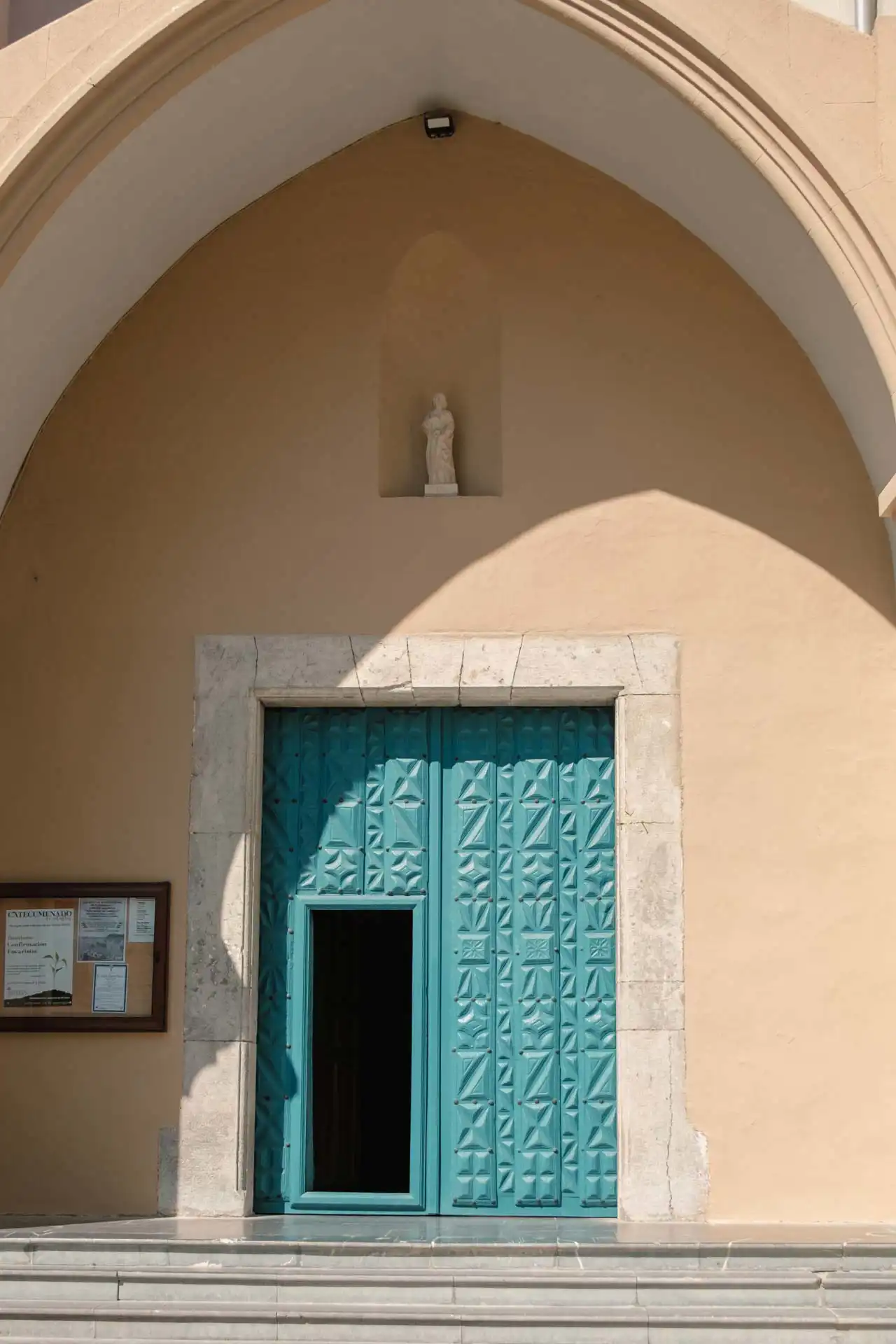 Porte de l'église San-Pedro de Cudillero dans les Asturies en Espagne