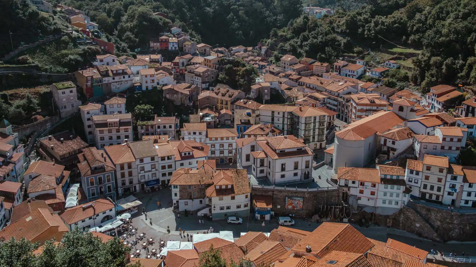 Panorama sur Cudillero depuis le Mirador de la Garita en Espagne