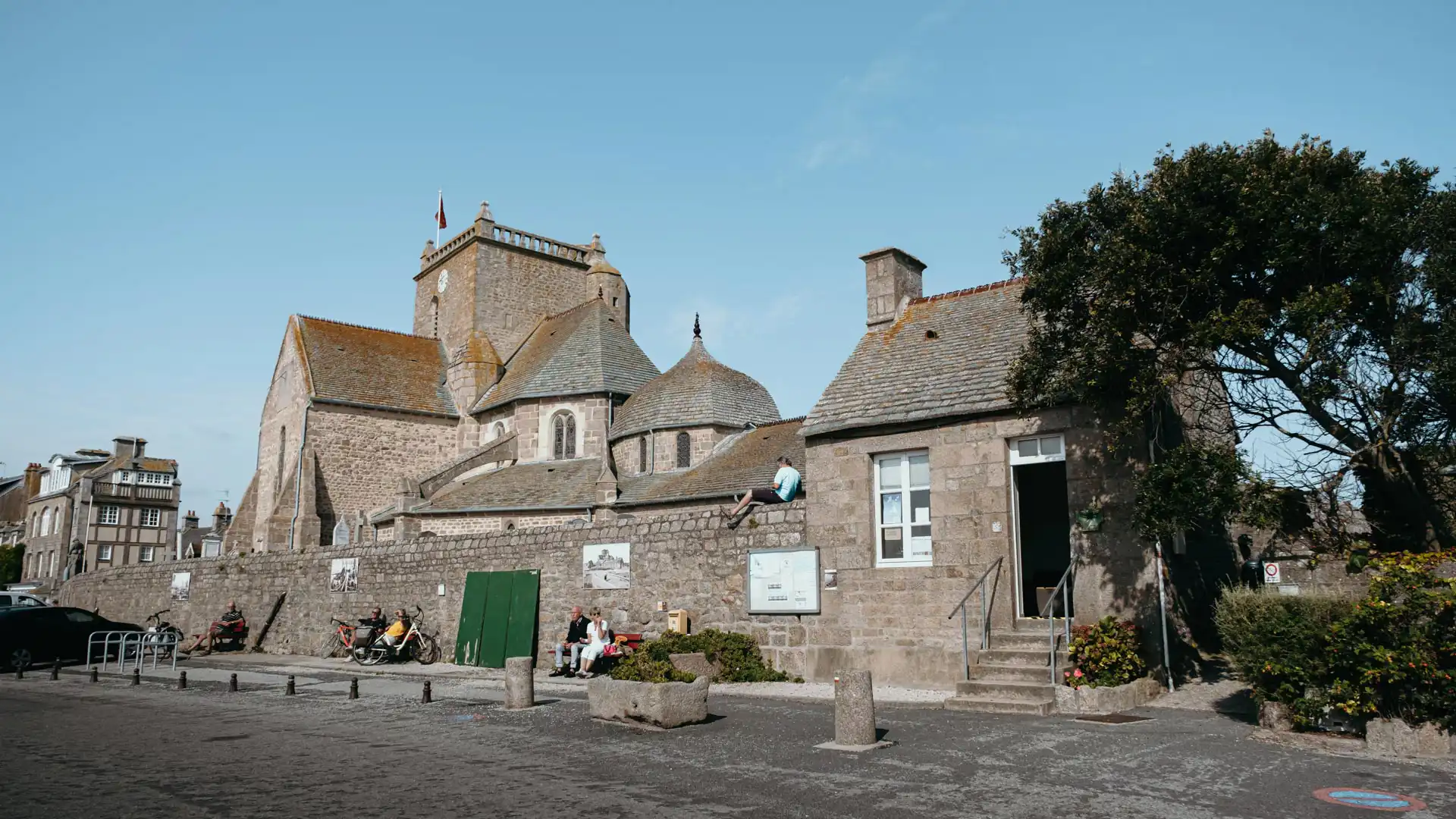 Maisons en pierres grises à Barfleur, plus beau village de France