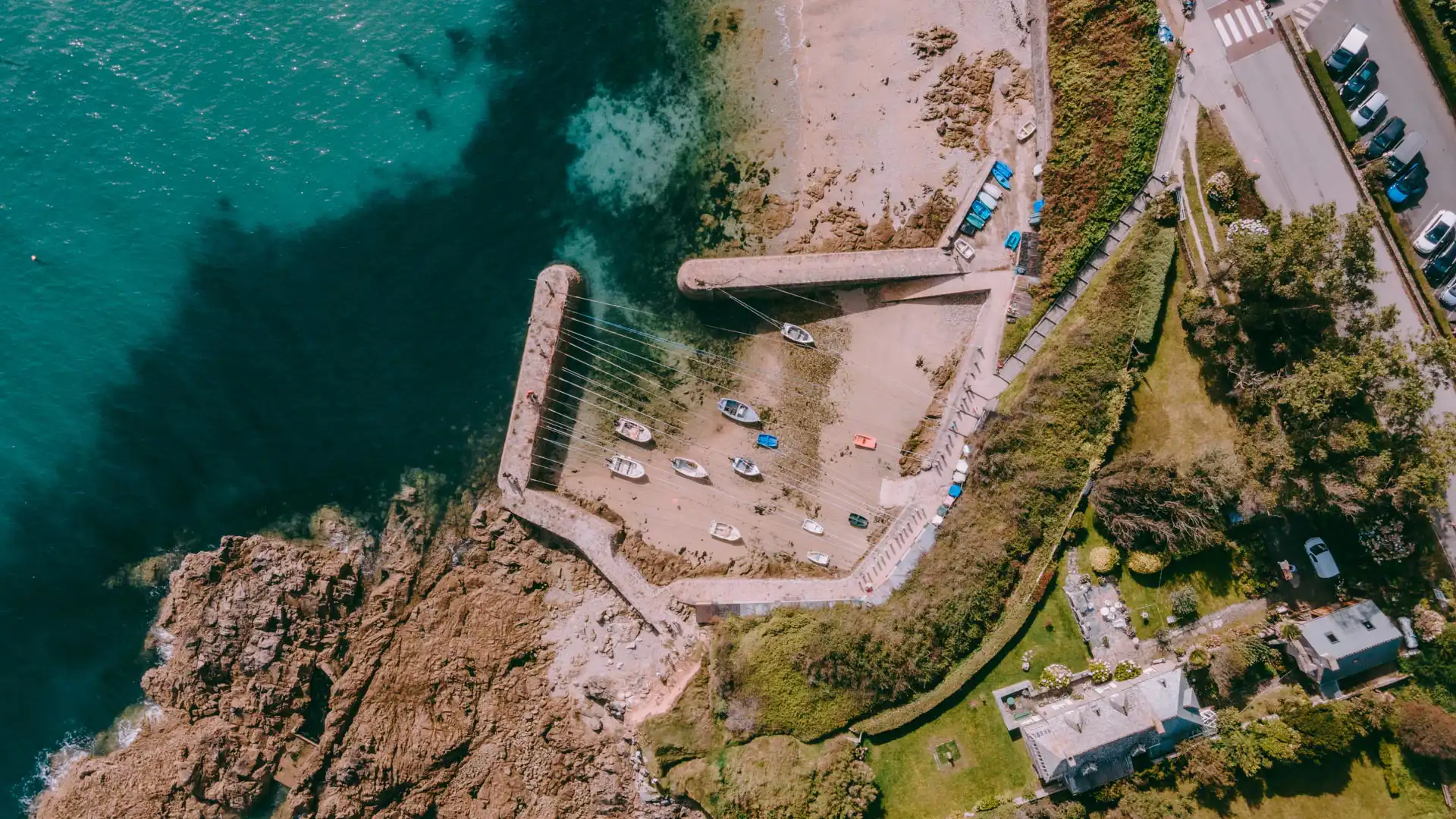 Port Racine dans la Manche, vue drone top down